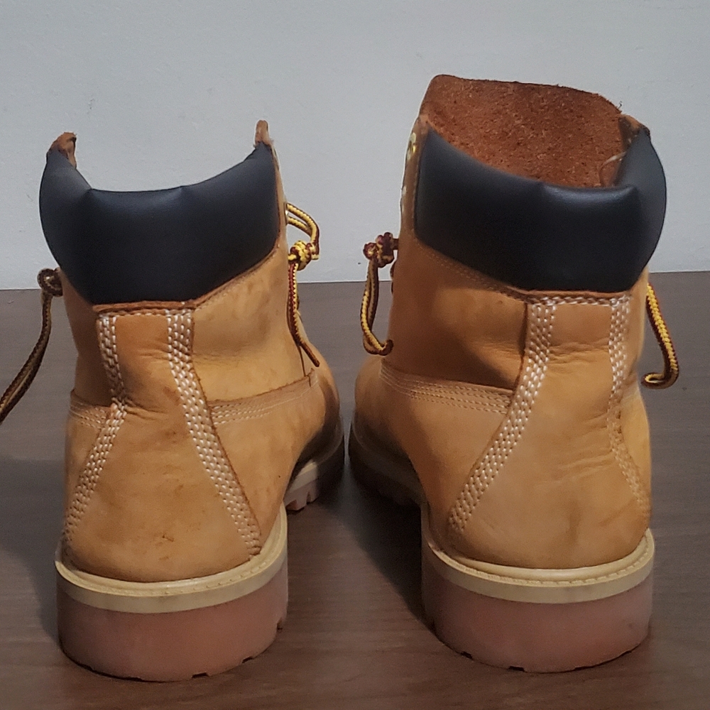 Timberland tan classic boots size 7 for boy, 8.5 for woman - Picture 8 of 10